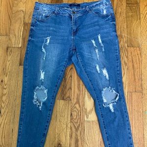 DISTRESS ANKLE JEANS